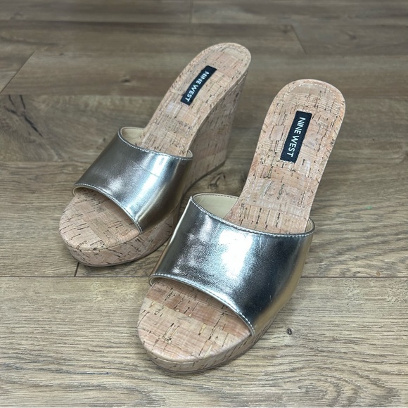 Nine West Herden3 cork wedge heel with gold - Size 7.5 - Picture 3 of 8